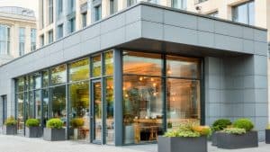 Gewerbemieter zahlt nicht mehr: Was Eigentümer bei Restaurant, Hotel und Gastronomiefläche tun können