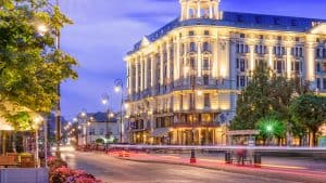 Gewerbliche Zwangsversteigerung von Hotels und Restaurants: Chancen, Risiken und professionelle Verwertung